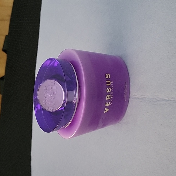 VERSUS Delicate Body Lotion 6.7 FL oz - Picture 11 of 14